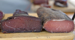Wildschweinschinken geraeuchert und getrocknet